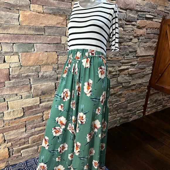 Maxi Dress- Short Sleeve Tie Waist - Picture 7 of 8